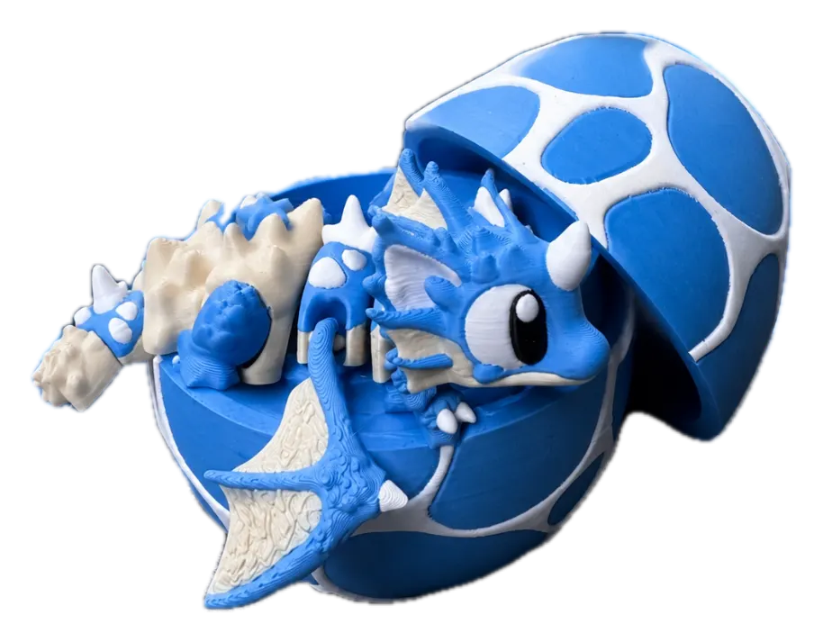 IJsdraak met ei: blauw-witte babydraak naast tweedelig kristalei, 3D-geprint