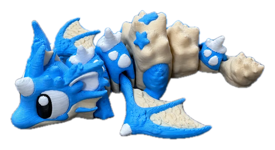 IJsdraak met glanzende blauwe schubben en witte vleugels, 3D-geprint van PLA
